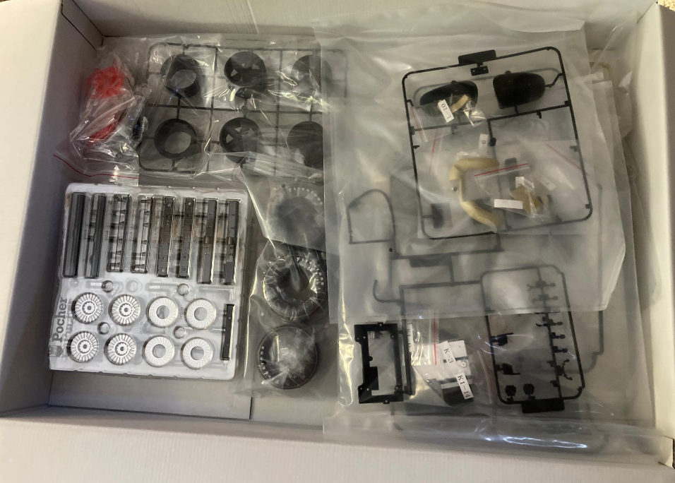 Pocher 1/8 Gulf Porsche 917 K unboxing photo Pocher 1/8 Gulf Porsche 917 K unboxing photo