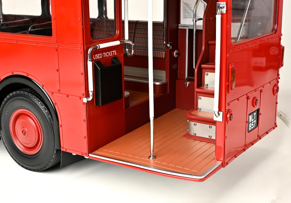 IXO 1/12 scale London Routemaster double decker bus kit